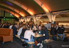 Tijd voor goede gesprekken en lekker eten aan het einde van de eerste beursdag.